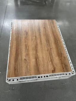 Muestra de piso SPC con acabado efecto madera