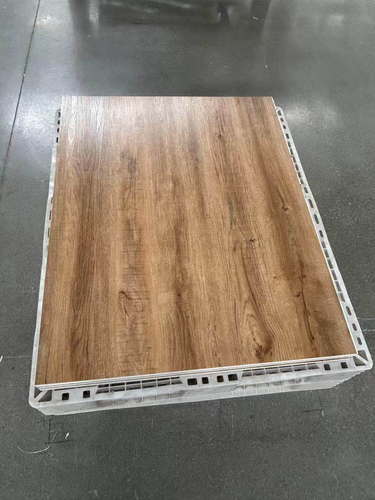 Muestra de piso SPC con acabado efecto madera
